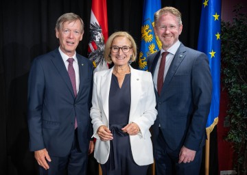 Feierliche Übergabe der Leitung der Bezirkshauptmannschaft von Bruck an der Leitha von Peter Suchanek  (l.)  auf Michael Engel (r.) statt, im Bild mit Landeshauptfrau Johanna Mikl-Leitner (m.).