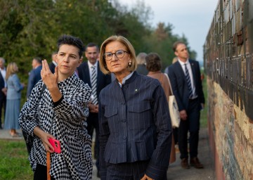 Landeshauptfrau Johanna Mikl-Leitner mit der Künstlerin Azra Aksamija, die den Gedenkort gestaltet hat.