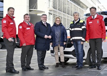 (v.l.) RK-Landesrettungskommandant Wolfgang Frühwirt, RK-Vizepräsident Hans Ebner, Landesrat Ludwig Schleritzko, Landesrätin Ulrike Königsberger-Ludwig, ASBÖ-Präsident Hannes Sauer und Josef Schmoll, Präsident des Roten Kreuzes.