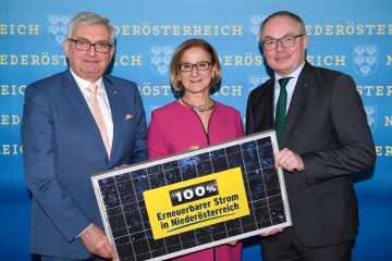 Landeshauptfrau Johanna Mikl-Leitner mit LH-Stellvertreter Stephan Pernkopf (r.) und Gemeindebund-Präsident Alfred Riedl (l.): Land und Gemeinden für eine saubere Energiezukunft.