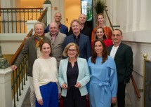 Landeshauptfrau Johanna Mikl-Leitner mit Wiener-Alpen-Geschäftsführerin Mariella Klement-Kapeller, Niederösterreich-Werbung Geschäftsführer Michael Duscher sowie den Vertreterinnen und Vertretern des Wiener Alpen Festivals 2025.