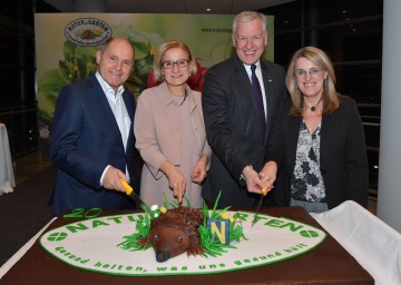 20 Jahre „Natur im Garten“ im NÖ Landhaus in St. Pölten. Nationalratspräsident Wolfgang Sobotka, Landeshauptfrau Johanna Mikl-Leitner, Landesrat Martin Eichtinger und Landesrätin Ulrike Königsberger-Ludwig beim Anschneiden der Torte (v.l.n.r.).