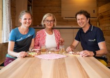 Doris Teufel, Landeshauptfrau Johanna Mikl-Leitner und Alpenvereinsobmann Waidhofen/Ybbs Martin Teufel (v.l.n.r.) in der 2024/2025 sanierten Prochenberghütte.