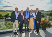 Im Bild von links nach rechts: Moderator Rainer Pariasek, Landeshauptmann a. D. Josef Pühringer, Sepp Dockner, Landeshauptfrau Johanna Mikl-Leitner und Bischof Alois Schwarz