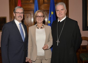 Informierten über die sechste und letzte Bauetappe auf Stift Göttweig: der Präsident des Fördervereins der Freunde des Benediktinerstiftes Göttweig Erwin Hameseder, Landeshauptfrau Johanna Mikl-Leitner und Abt Columban Luser (v.l.n.r.)