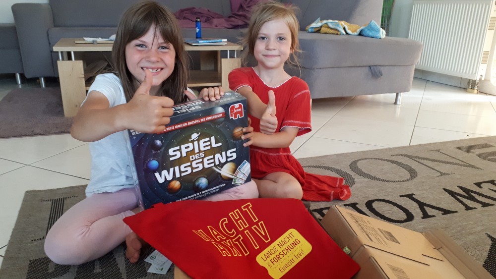 Miriam (links) und Alina (rechts) freuten sich über ein „Spiel des Wissens“.