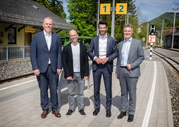 (v.l.n.r.) NÖVOG Geschäftsführer Michael Hasenöhrl, Bürgermeister Martin Robausch, LH-Stellvertreter Udo Landbauer und NÖVOG Geschäftsführer Wolfgang Schroll besichtigten den modernisierten Bahnhof Kirchberg.