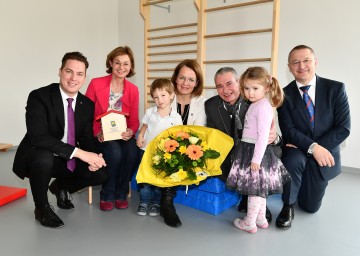 Landtagsabgeordneter Bernhard Heinreichsberger, Kindergartenleiterin Margit Heidenreich, Familien-Landesrätin Christiane Teschl-Hofmeister, Bürgermeister Rudolf Friewald, Vizebürgermeister Eduard Sanda mit Kindern des Kindergartens Michelhausen (v.l.n.r.)