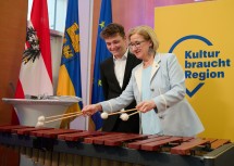 Nachwuchsmusiker Jonathan Rumpl mit Landeshauptfrau Johanna Mikl-Leitner.