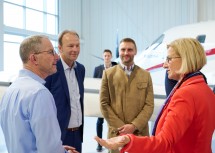 Landeshauptfrau Johanna Mikl-Leitner mit Thomas Bosshard (CEO Pilatus Business Aircraft), Michael Groiss (CFO F/List) und dem Leiter der Niederlassung in Denver, Thomas Mayr (von links nach rechts).