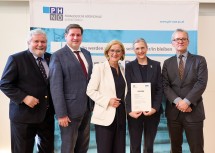 PH NÖ Rektor Erwin Rauscher, Bürgermeister Stefan Szirucsek, Landeshauptfrau Johanna Mikl-Leitner, UNESCO-Chairholderin Carmen Sippl und UNESCO-Generalsekretär Martin Fritz (v.l.n.r.) 