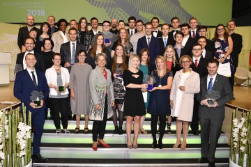 Landeshauptfrau Johanna Mikl-Leitner und Landesrätin Petra Bohuslav  mit allen Preisträgerinnen und Preisträgern der Wissenschaftsgala 2018.