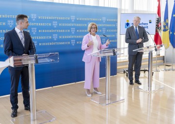 Landeshauptfrau Johanna Mikl-Leitner (m.), Landesrat Martin Eichtinger (r.) und Geschäftsführer Martin Etlinger (l.) informierten über die neue Initiative „Menschen und Arbeit“.