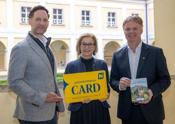 (v.l.) Klemens Wögerer (GF Niederösterreich-CARD), Landeshauptfrau Johanna Mikl-Leitner und Michael Duscher( GF Niederösterreich Werbung).