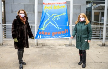 LR Christiane Teschl-Hofmeister und LR Ulrike Königsberger-Ludwig hissen die „Gewalt frei leben“-Fahne vor dem Landhaus in St. Pölten