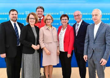 Freuen sich über den Beschluss der Förderung für die Mobilen Pflege- und Betreuungsdienste NÖ (v.l.n.r.): Hannes Ziselsberger (Direktor Caritas St. Pölten), Sozial-Landesrätin Christiane Teschl-Hofmeister, Josef Schmoll (Präsident Rotes Kreuz NÖ), Landeshauptfrau Johanna Mikl-Leitner, LAbg. Michaela Hinterholzer (Präsidentin Hilfswerk NÖ), Ewald Sacher (Präsident Volkshilfe NÖ), Michael Landau (Präsident Caritas Österreich)