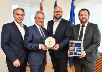 Im Bild von links nach rechts: Matthias Hinner (Earlybird), Landtagspräsident Karl Wilfing, Georg Tiefenbrunn (Earlybird) und Landtagsdirektor Thomas Obernosterer mit der gewonnenen Auszeichnung. 