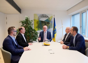 LH-Stellvertreter Stephan Pernkopf mit (li.) Georg Waldner, CEO von ImWind, und Martin Blochberger, Geschäftsführer von Bloch3, sowie (re.) EVN Naturkraft Geschäftsführer Helwig Überacker und Markus Winter, Vorstand der Windkraft Simonsfeld.