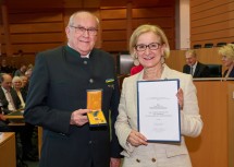 Der Präsident des Landesverbandes Niederösterreich des Österreichischen Kameradschaftsbundes, Josef Pfleger, erhielt von Landeshauptfrau Johanna Mikl-Leitner das „Goldene Ehrenzeichen für Verdienste um das Bundesland Niederösterreich“.