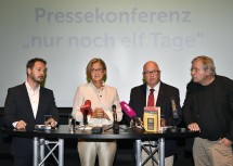 Bei der Pressekonferenz zur bevorstehenden Eröffnung des „Hauses der Geschichte“ im Museum Niederösterreich: Museums-Geschäftsführer Matthias Pacher, Landeshauptfrau Johanna Mikl-Leitner, der wissenschaftliche Leiter Stefan Karner und der stellvertretende Leiter des wissenschaftlichen Beirates Wolfgang Maderthaner (von links nach rechts).