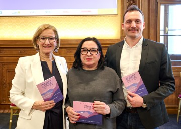 (v.l.) Landeshauptfrau Johanna Mikl-Leitner, die künstlerische Leiterin Maria Happel und der neue Geschäftsführer Billy Vavken bei der Präsentation des Programms der Festspiele Reichenau 2024 im Wiener Palais Niederösterreich.