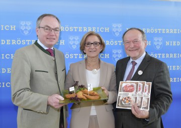 Präsentierten die „Neue Initiative für mehr heimische Lebensmittel auf unseren Tellern“: LH-Stellvertreter Stephan Pernkopf, Landeshauptfrau Johanna Mikl-Leitner und Hermann Schultes, Präsident der Landwirtschaftskammer Niederösterreich (v.l.n.r.)