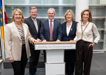 Leopoldsaal aus Ausweichquartier des NÖ Landtages präsentiert: Grünen-Klubobfrau Helga Krismer-Huber, Zweiter Präsident Gottfried Waldhäusl, Landtagspräsident Karl Wilfing, Dritte Präsidentin Elvira Schmidt und Neos-Fraktionsvorsitzende Indra Collini.