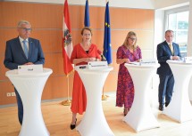 Alfred Riedl (v. l.), Christian Teschl-Hofmeister, Ulrike Königsberger-Ludwig und Rupert Dworak bei der Pressekonferenz im Landhaus.