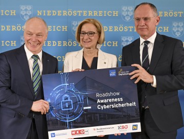 Landeshauptfrau Johanna Mikl-Leitner, Innenminister Gerhard Karner (re.) und ecoplus Geschäftsführer Helmut Miernicki bei der Pressekonferenz zum Thema „Cybersicherheit“.