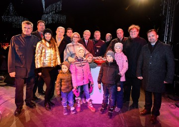 Eröffnung von "Weihnachten im Park" mit Landeshauptfrau Johanna Mikl-Leitner (6.v.l.), Landesfeuerwehrkommandant Dietmar Fahrafellner (5.v.r.) und Vizebürgermeister Franz Gunacker (2.v.r).