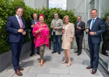 Landeshauptfrau Johanna Mikl-Leitner (3. v. r.) und Landesrat Jochen Danninger (rechts) informieren mit Partnern über das Projekt „Kultur beim Winzer“.