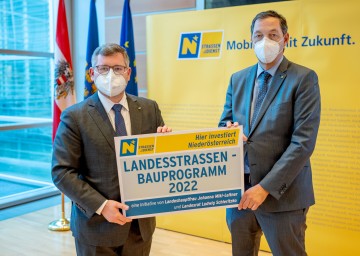 Mobilitätslandesrat Ludwig Schleritzko und Straßenbaudirektor Josef Decker präsentierten das Straßenbauprogramm 2022 