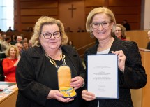 Ehrenzeichen-Überreichung im NÖ Landhaus: Landeshauptfrau Johanna Mikl-Leitner überreichte Sanitätsdirektorin i. R. Irmgard Lechner das Silberne Komturkreuz des Ehrenzeichens für Verdienste um das Bundesland Niederösterreich (v.r.n.l.).