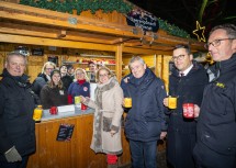 Landeshauptfrau Johanna Mikl-Leitner mit (re.) Helge Haslinger, Vorstandsdirektor der Sparkasse NÖ Mitte, Landesfeuerwehrkommandant Dietmar Fahrafellner (li. außen) und seinem Stellvertreter Martin Boyer (re. außen) beim Besuch der vielen Feuerwehr-Stände am Weihnachtsmarkt.
