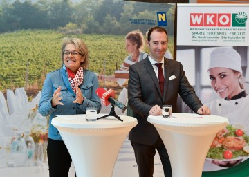 Landesrätin Petra Bohuslav und WKNÖ-Spartenobmann Mario Pulker informierten über den Fördercall „Gastgeber 2020“, der Gastronomie- und Beherbergungsbetrieben zugutekommt.