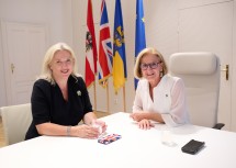 Landeshauptfrau Johanna Mikl-Leitner mit Lindsay Skoll