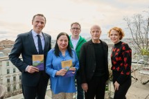 Landesrat Jochen Danninger, Küchenchef Max Stiegl vom Knappenhof, Regisseur Christian Berkel und Schauspielerin Stefanie Dvorak (v.l.n.r.) freuen sich auf die Festspiel-Saison 2022