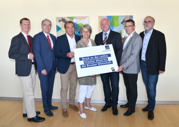 Im Bild von links nach rechts: ecoplus Wirtschaftsparkmanager Peter Lechner, ecoplus Prokurist Gerhard Schmid, der Bürgermeister von Bruck an der Leitha Richard Hemmer, Wirtschaftslandesrätin Petra Bohuslav, Horst Hochstöger, Obmann der Brucker Werbegemeinschaft, Klaus Köpplinger, Obmann der WKNÖ Bezirksstelle Bruck, Thomas Petzel, WKNÖ Leiter der Geschäftsstelle Bruck an der Leitha 