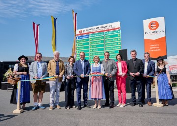 Im Bild von links nach rechts: Amstettner Bürgermeister Christian Haberhauer, Unternehmer Franz Günther, Bezirkshauptfrau Martina Gerersdorfer, Abgeordneter Bernhard Ebner, Landeshauptfrau Johanna Mikl-Leitner, Bürgermeister Christoph Haselsteiner, Gemeinderätin Birgit Wieser, Pater Lorenz Pfaffenhuber und Gottfried Pilz von der Wirtschaftskammer