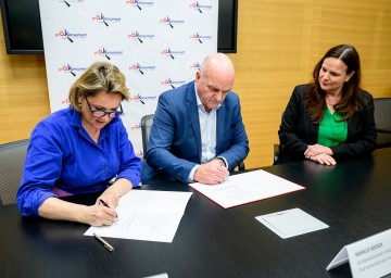 Unterzeichneten den Kooperationsvertrag und besiegelten damit die Fortführung des Vereins „pro Konsument“ (v.l.n.r.): Landesrätin Susanne Rosenkranz, AKNÖ Präsident Markus Wieser und Obfrau Bettina Heise.