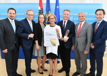 Österreichischer Verwaltungspreis für das Amt der NÖ Landesregierung, im Bild von links nach rechts: Johann Zöhling (Obmann Personalvertretung), Landesamtsdirektor Werner Trock, Anja Salber (Abteilung Personalangelegenheiten A), Landeshauptfrau Johanna Mikl-Leitner, Gerhard Dafert (Leiter Abteilung Personalangelegenheiten A), Landesamtsdirektor-Stellvertreter Johann Lampeitl, Edgar Menigat (Abteilung Personalangelegenheiten).