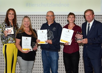 Landesrat Gottfried Waldhäusl und Jury-Vorsitzende Maggie Entenfellner mit Nina Zinn-Zinnenburg vom Tierschutzverein Krems (3. Platz), Ingo Mai (1. Platz) und Sandra Schörghofer (2. Platz).