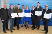 Landeshauptfrau Johanna Mikl-Leitner und Mobilitäts-Landesrat Ludwig Schleritzko mit Bürgermeistern und Vertretern der Region