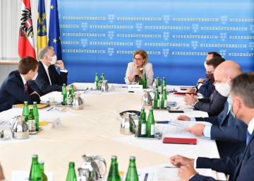 Im Mittelpunkt des Gipfels „Wirtschaft & Arbeit im Dialog“ mit Landeshauptfrau Johanna Mikl-Leitner, Wirtschaftslandesrat Jochen Danninger und Arbeitsmarktlandesrat Martin Eichtinger, Wirtschaftskammer Niederösterreich-Präsident Wolfgang Ecker, Arbeiterkammer Niederösterreich-Präsident Markus Wieser, Industriellenvereinigung Niederösterreich-Präsident Thomas Salzer und Arbeitsmarktservice Niederösterreich-Geschäftsführer Sven Hergovich standen Ideen, Konzepte und konkrete Maßnahmen, um die Auswirkungen der Corona-Krise auf die niederösterreichische Wirtschaft und die heimischen Arbeitnehmer bestmöglich abzufedern