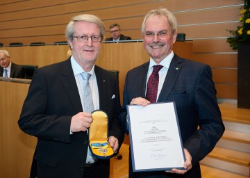 Oberarzt Medizinalrat Dr. Michael Böhm, Facharzt für Anästhesiologie und Intensivmedizin, ehem. ärztlicher Standortleiter sowie ehem. Primarius des Landesklinikums Gmünd, erhielt „Das silberne Komturkreuz des Ehrenzeichens für Verdienste um das Bundesland Niederösterreich“.