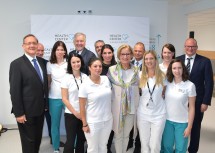Gesundheitszentrum am Flughafen eröffnet:
Flughafen Wien-Vorstand Günther Ofner (ganz links), Landesrat Martin Eichtinger (5.v.l.), Landeshauptfrau Johanna Mikl-Leitner (9.v.l.), Flughafen Wien-Vorstandsdirektor Julian Jäger (ganz rechts) und das Team von "Health Center Vienna Airport"