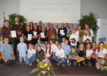 Gruppenfoto der Gewinnerinnen und Gewinner des 1. NÖ Tierschutzpreises mit Landesrat Gottfried Waldhäusl und der Jury-Vorsitzenden Maggie Entenfellner.