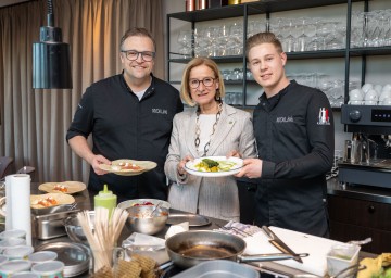Beim Betriebsbesuch im Restaurant Kolm in Arbesbach: Landeshauptfrau Johanna Mikl-Leitner mit Michael Kolm und Lehrling Tobias Fichtinger.