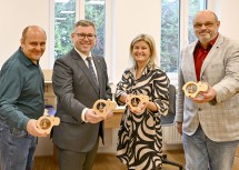 (v.l.n.r.) Babyrasseln für das „Tut gut!“-Programm „Netzwerk Familie“: Manfred Settele (emmaus-Verkaufsmitarbeiter), Landesrat Ludwig Schleritzko, Irene Burian („Tut gut!“, Fachbereichsleiterin Mentale Gesundheit) und Karl Langer (emmaus-Geschäftsführer).