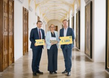(v.l.) Reinhard Karl, stv. Generaldirektor Raiffeisen Niederösterreich-Wien, Landeshauptfrau Johanna Mikl-Leitner, Geschäftsführer NÖ Werbung Michael Duscher.